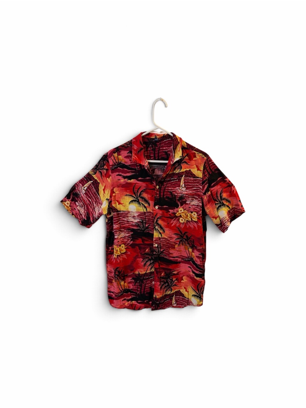 Men’s-Medium. Red Tropical Print Short-Sleeve Button-Up Shirt -